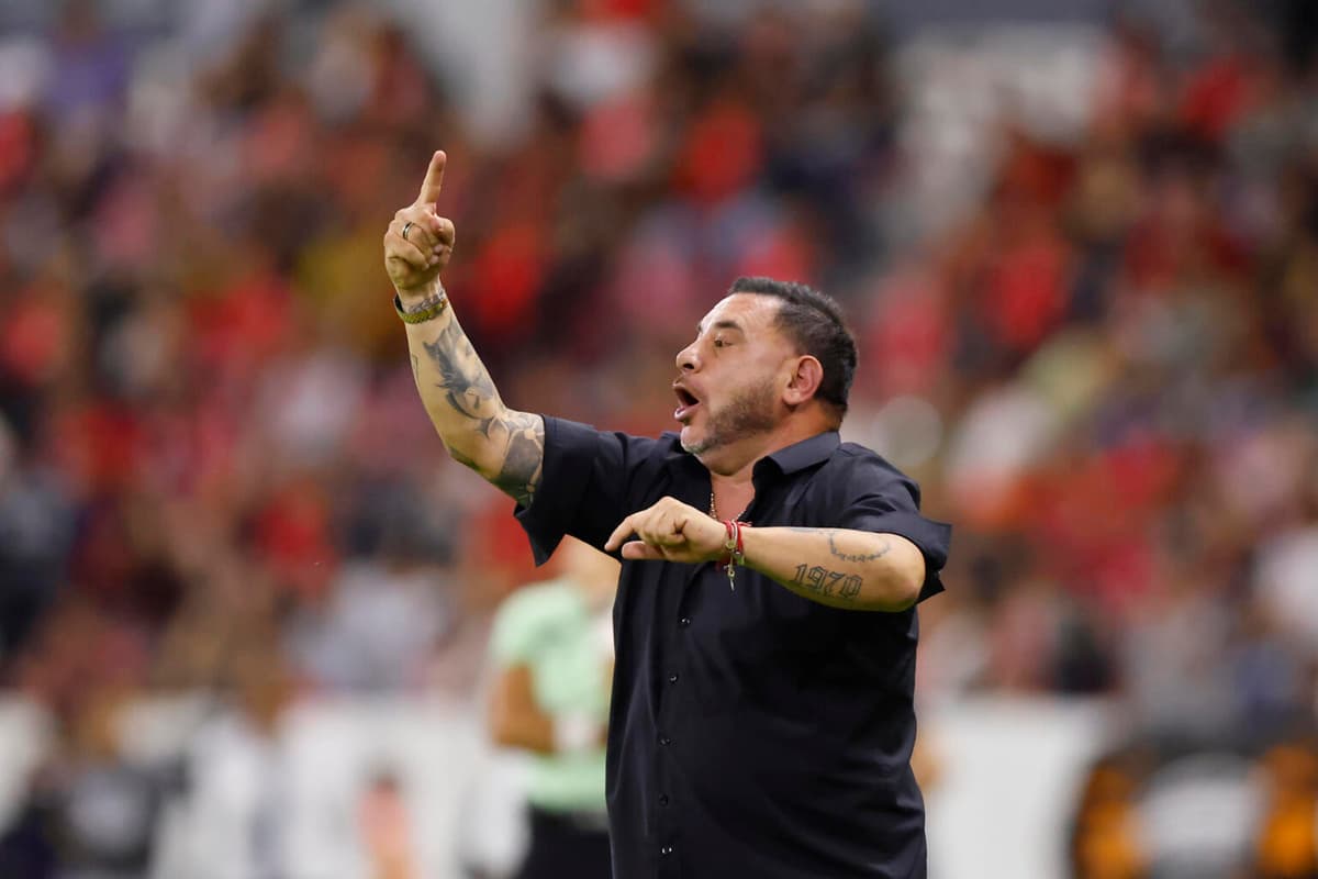 Milito vs. Mohamed: choque argentino con liderato e invicto en juego