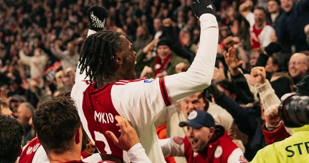 Victoria del Ajax frente al Feyenoord, con el brasileño Rosa titular