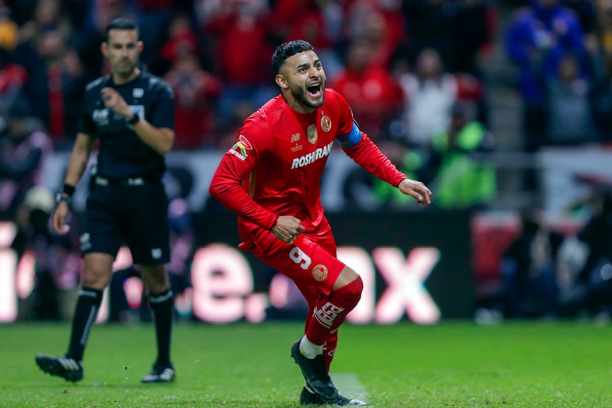 El mexicano Alexis Vega inaugura el hospital del Toluca