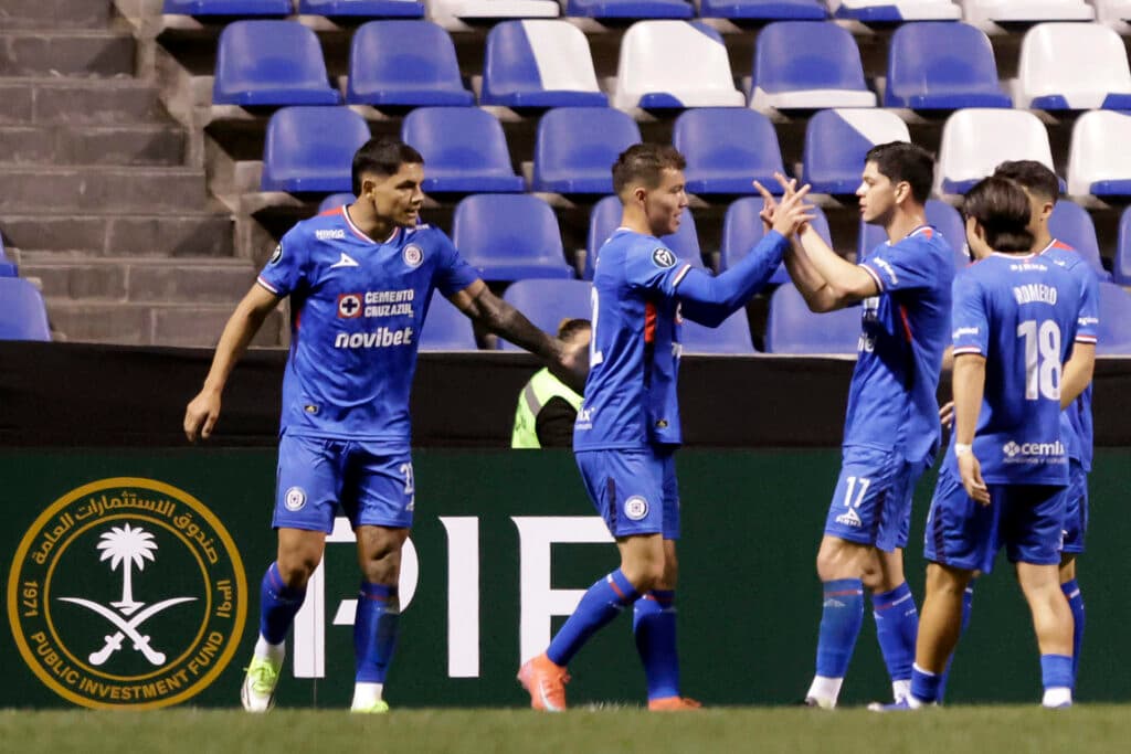 Cruz Azul con triplete del argentino Romero golea a Vancouver FC
