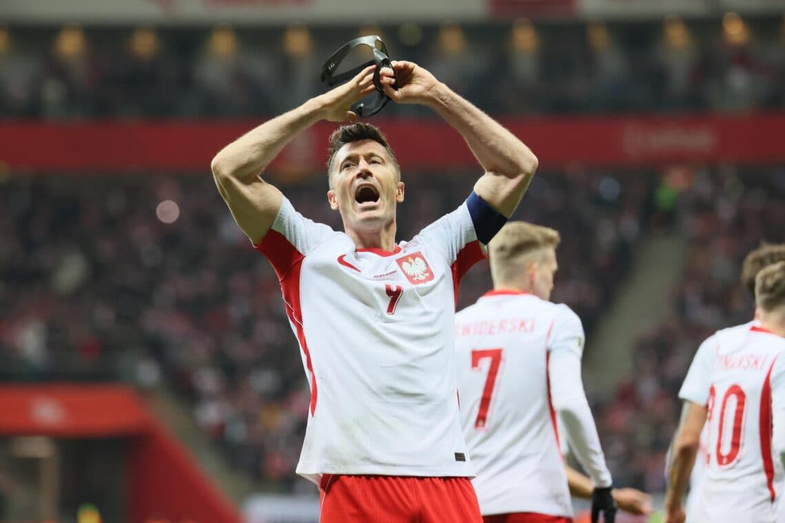 Un cabezazo de Lewandowski y un golazo de Zielinski salvan a Polonia