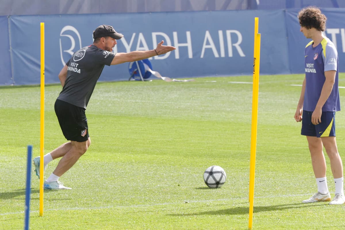 Sin el uruguayo Giménez, Simeone enfoca al Atlético hacia Sevilla