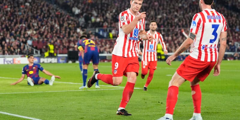 El Atlético con la figura del argentino Álvarez elimina al Barcelona