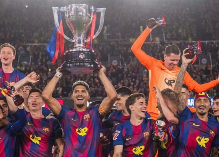 Uruguayo Ronald Araújo levanta el nuevo título de La Liga para el Barcelona