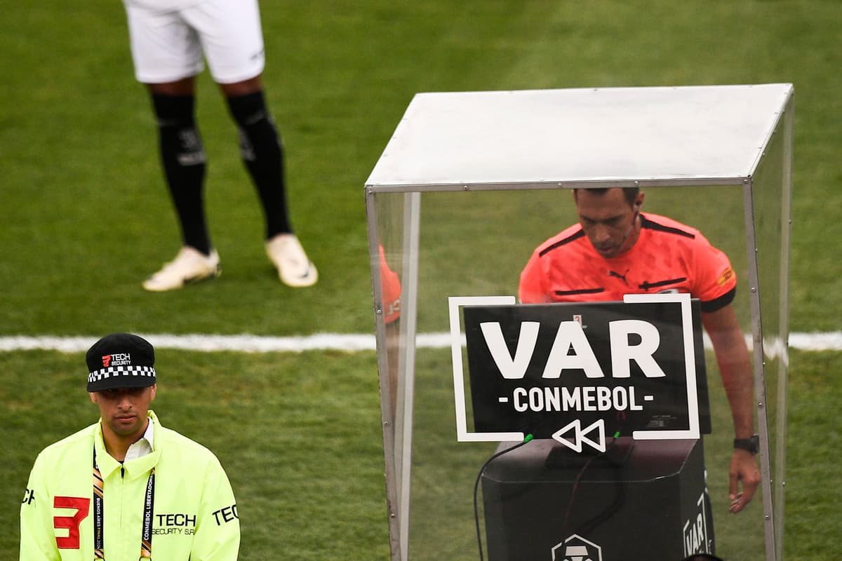 ¿DE NUEVO EL VAR? Podrá intervenir antes de que el balón entre en juego en un córner o un tiro libre