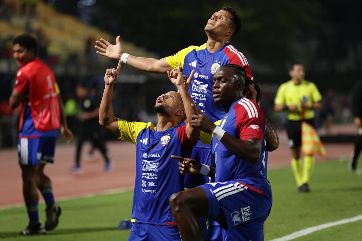 Doblete del colombiano Zapata revive esperanza de Universidad Central en Libertadores