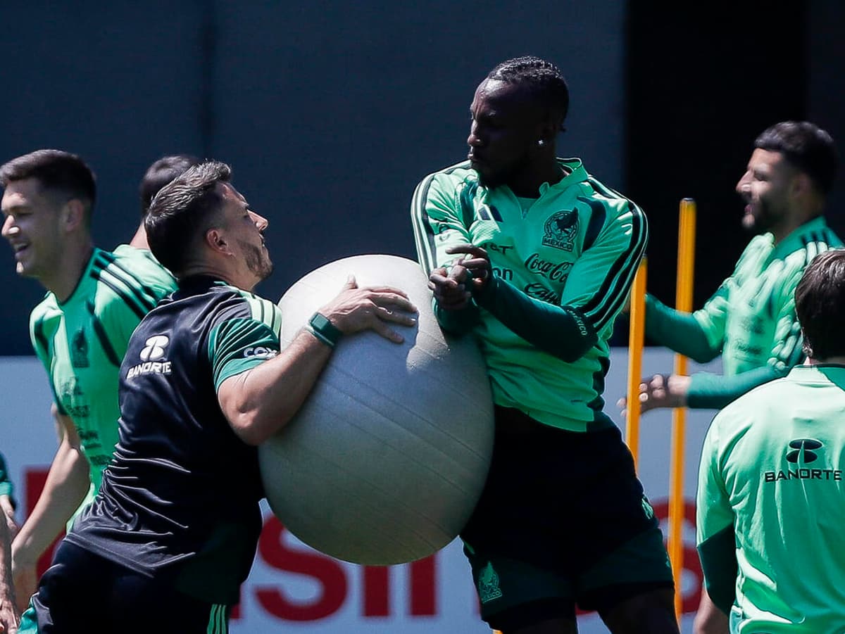 ¡NO AFLOJA EL TRI! mexicano Mora y colombo-mexicano Quiñones elevan la pelea ante Corea
