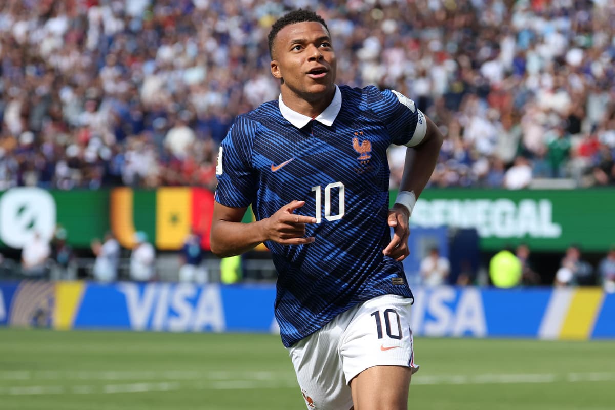 GOLPE DE CANDIDATO: franceses Mbappé y Barcola frenan el grito del senegalés Mbaye