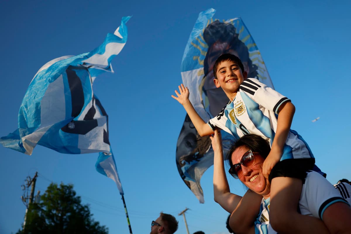 PASIÓN MUNDIALISTA EN DALLAS: los argentinos Messi y Maradona encienden el prebanderazo albiceleste