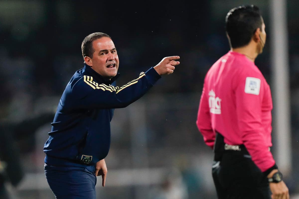 CONMOVEDOR Futbolistas impactan al brasileño André Jardine en despedida del América