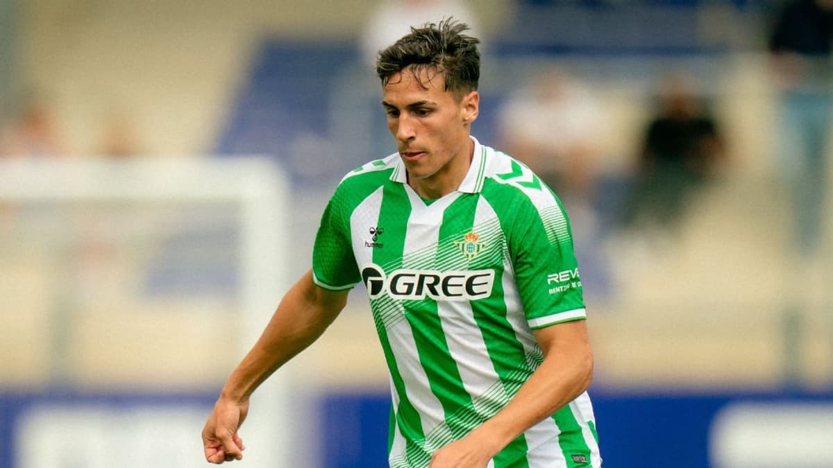 El uruguayo Facundo Bernal, centrocampista del Betis, durante un partido de LaLiga tras su expulsión frente al Barcelona.