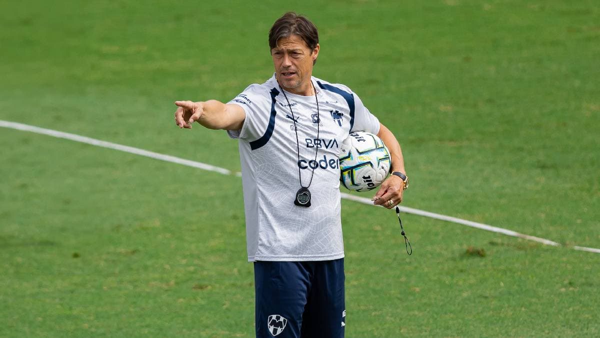 Guillermo Almada y Matías Almeyda, entrenadores de América y Monterrey, durante la previa de un partido de la Liga MX