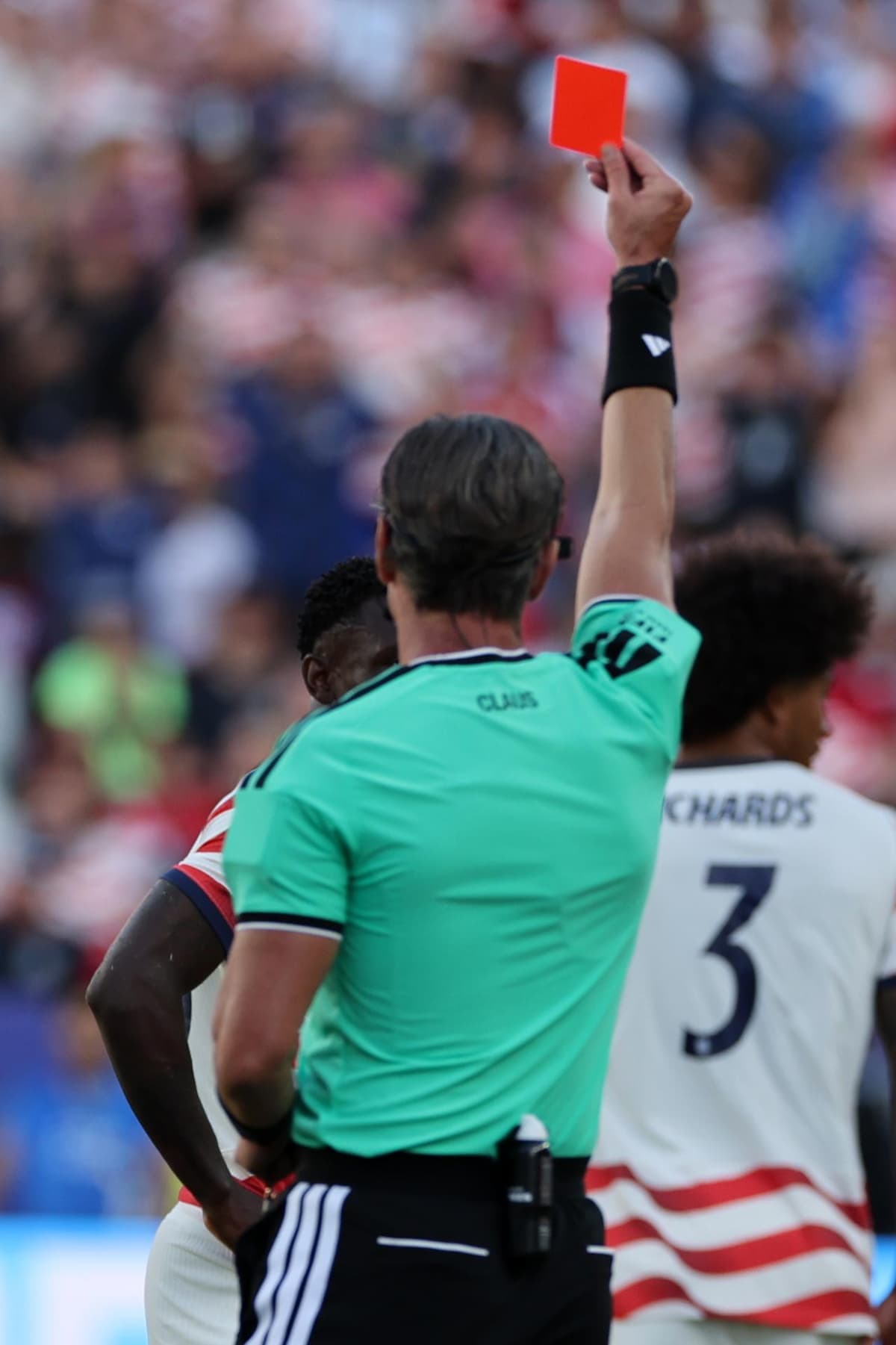 POLÉMICA ABIERTA: estadounidense Balogun jugará ante Bélgica tras roja al bosnio Muharemovic