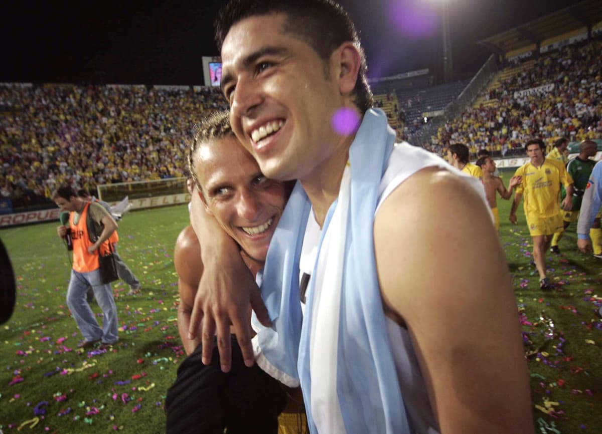 REGRESA UNA CAMISETA HISTÓRICA: el Villarreal revive el legado del uruguayo Forlán y el argentino Riquelme