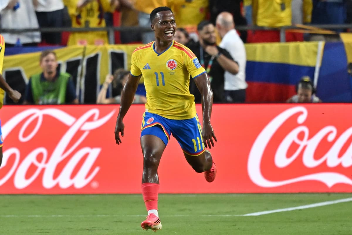 NO SE DESESPERA: colombiano Arias se acomoda, marca y lleva a Colombia a octavos