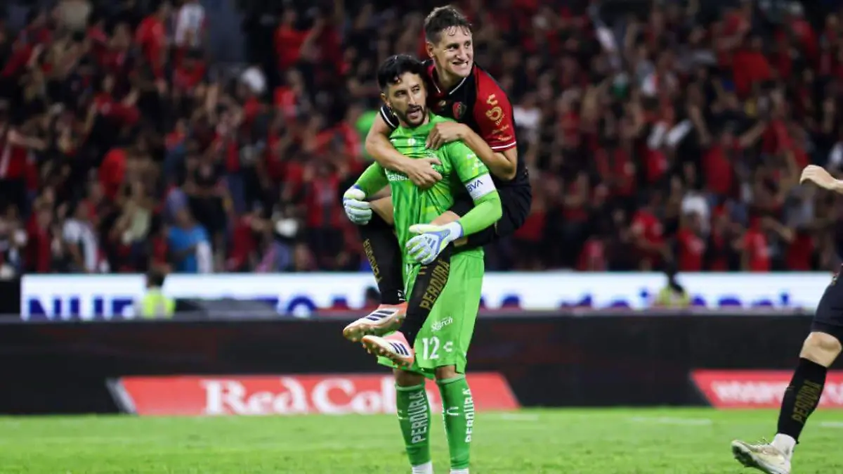 El portero colombiano Camilo Vargas, del Atlas, celebra una de sus intervenciones durante el clásico tapatío ante Guadalajara.