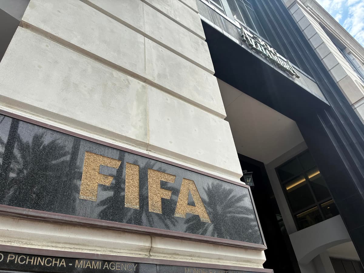 ¡REBELIÓN! El húngaro Csányi retira apoyo a Infantino