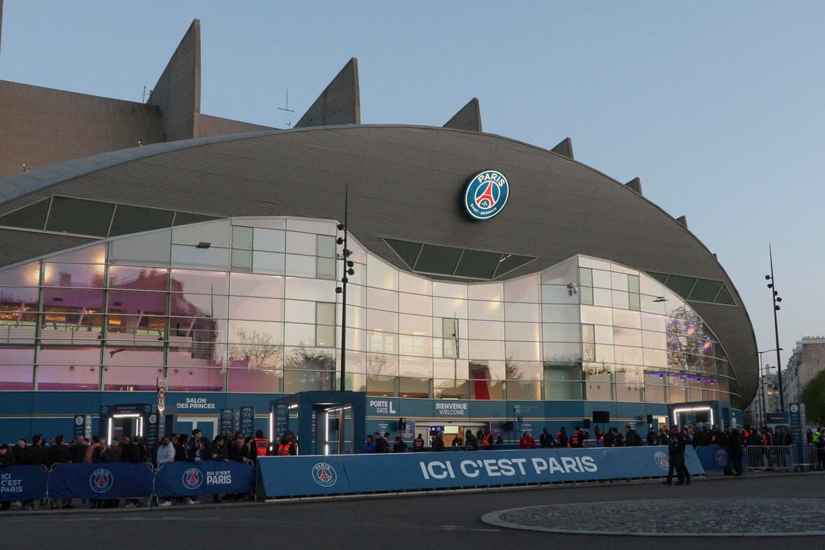 El PSG no podrá debutar en Liga en su estadio por el mal estado del césped por el calor