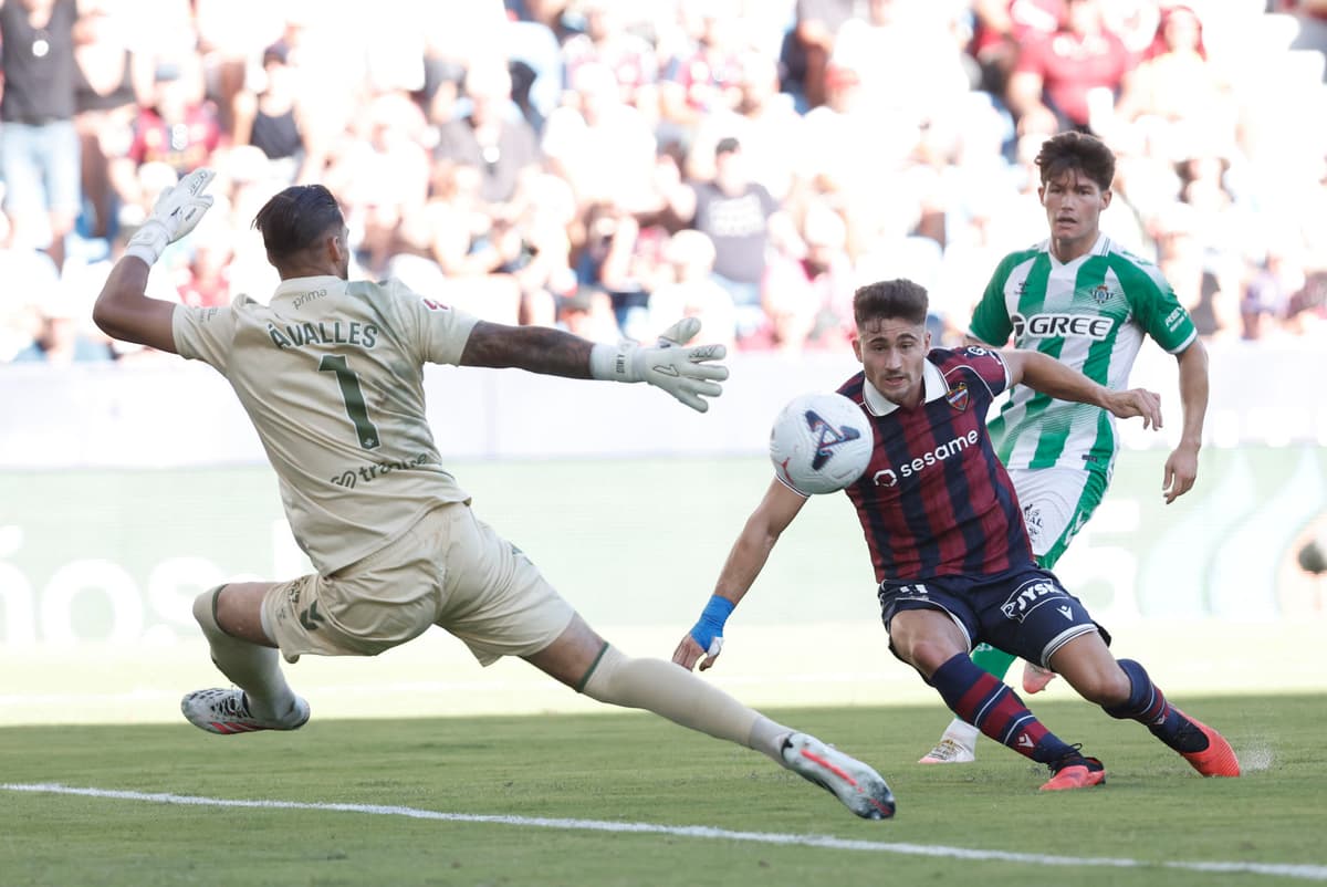 ¡GOLEADA! El español Riquelme y el colombiano Deossa sufren el 5-2 del Betis ante Levante