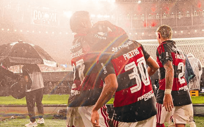Jugadores de Flamengo y Palmeiras durante partidos del campeonato brasileño, en una imagen ilustrativa de la lucha por el liderato del Brasileirão.