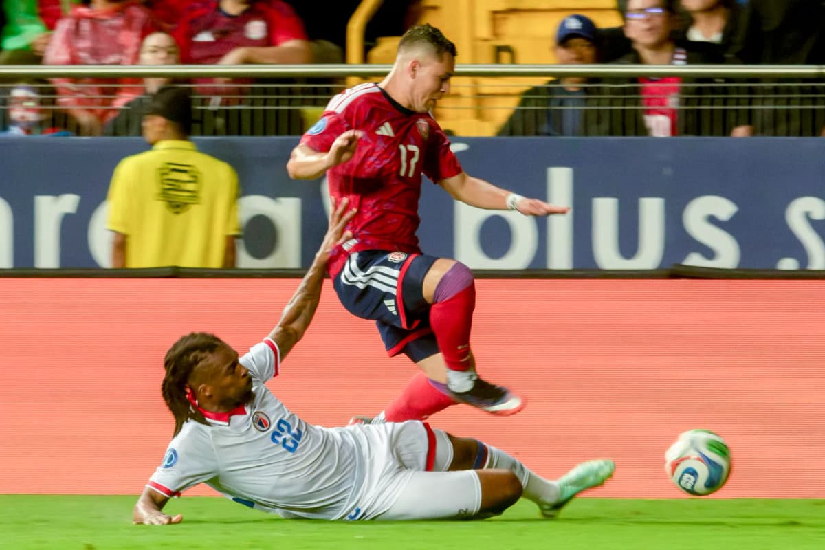 El costarricense Carlos Mora (arriba) supera la marca del haitiano Jean-Kévin Duverne este domingo durante un partido de la Liga de Naciones de la Concacaf…