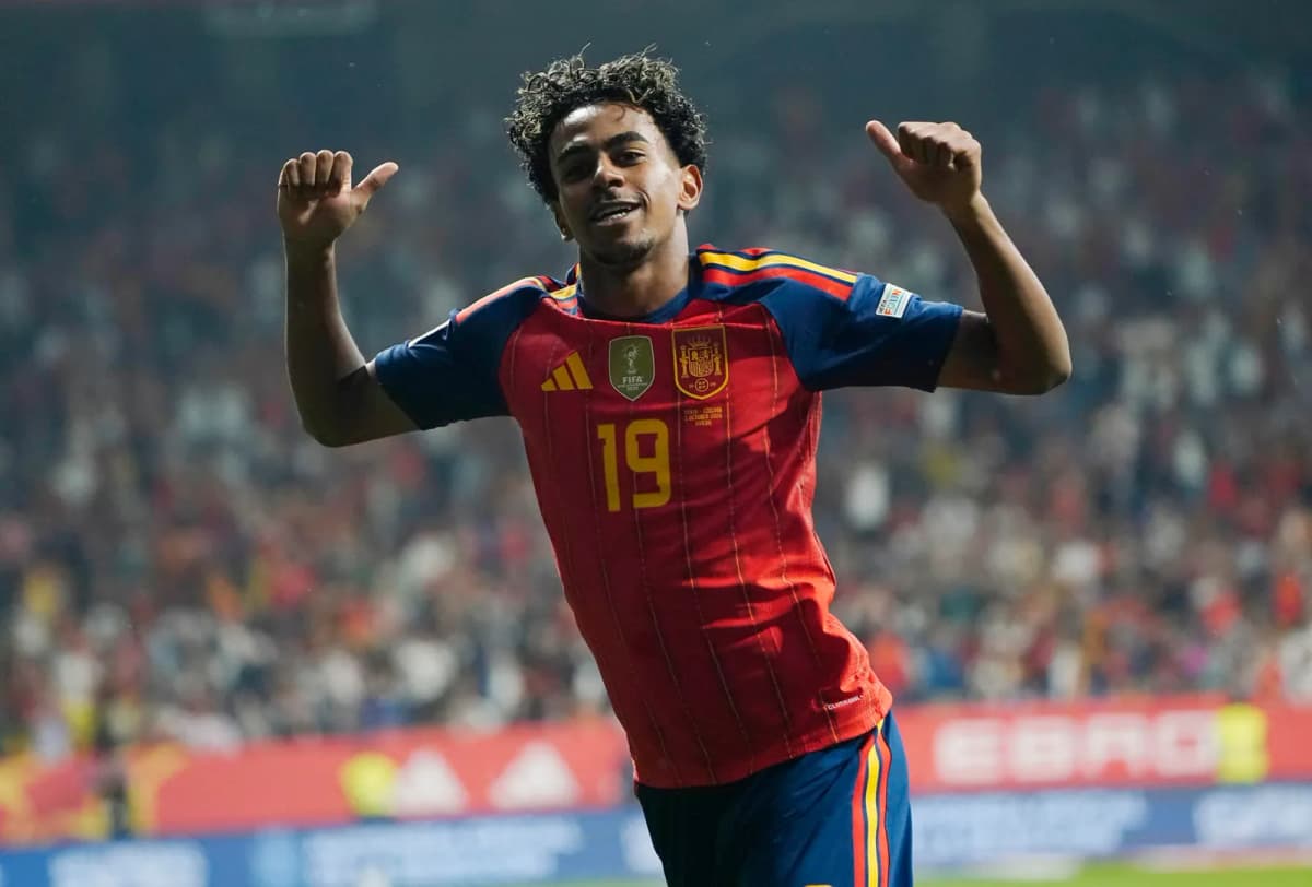 El delantero de la selección española, Lamine Yamal, tras conseguir el primer gol del combinado español durante el encuentro correspondiente a la Liga de…