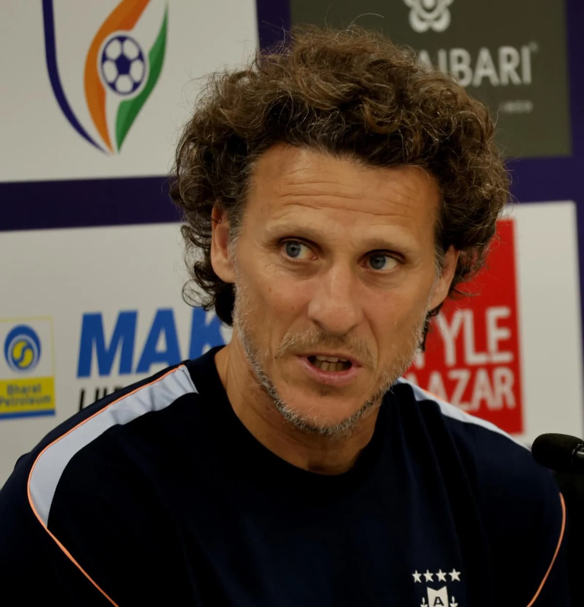 El seleccionador de Uruguay Deigo Forlán en Oklkata, India.