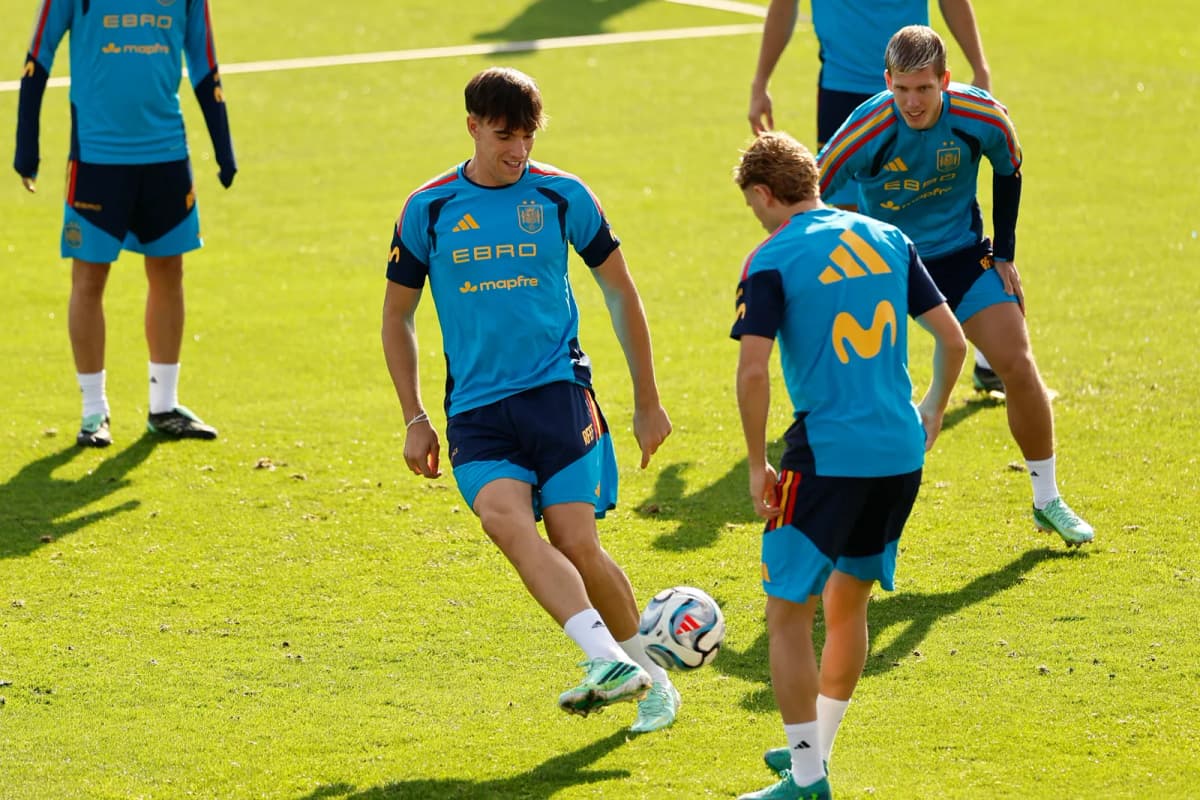 El delantero de la selección española Carlos Espí (c) y el centrocampista Dani Olmo (d), durante el entrenamiento del equipo en la Ciudad del Fútbol de Las…