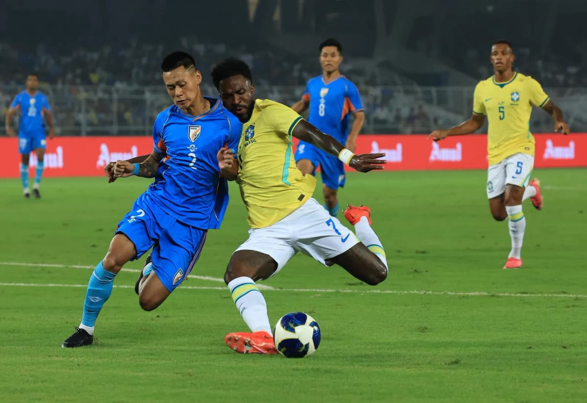 Fotografía del pasado 3 de octubre, en la que puede verse al brasileño Vinicius Jr. (d), durante el amistoso disputado por su selección con la de India.