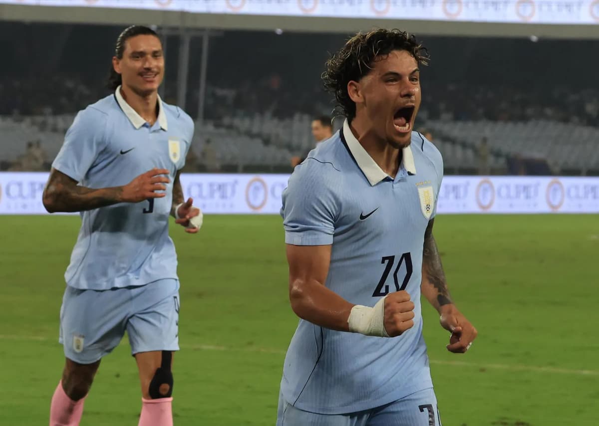 El uruguayo Maximiliano Araújo (d) celebra tras marcar un gol durante el partido amistoso de fútbol internacional entre India y Uruguay en el Salt Lake…