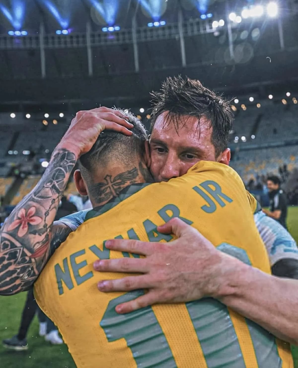 Fotografía publicada en la red social Instagram del jugador Neymar Jr abrazando al argentino Lionel Messi. Neymar Jr. publicó en sus redes sociales un mensaje…