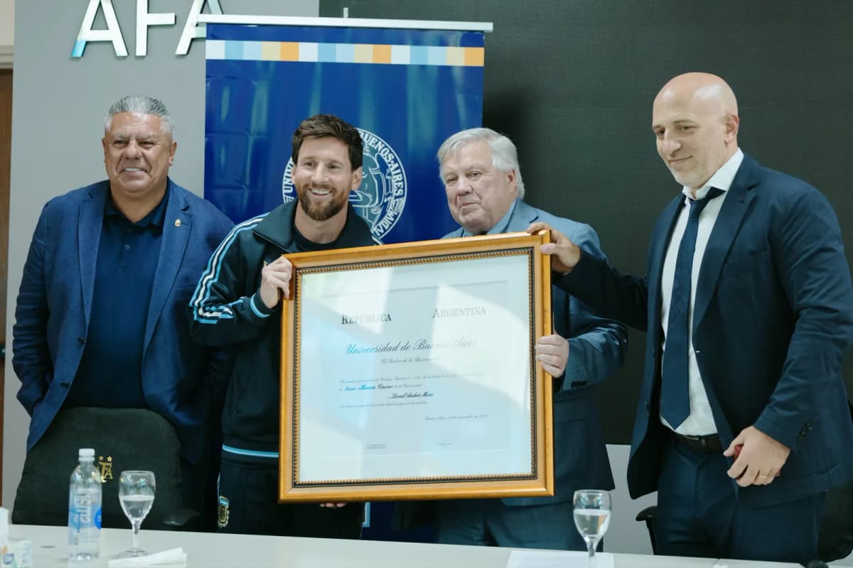 Fotografía divulgada por la selección argentina en su cuenta en X @Argentina en la que se observa a Lionel Messi posando con el diploma del doctorado honoris…