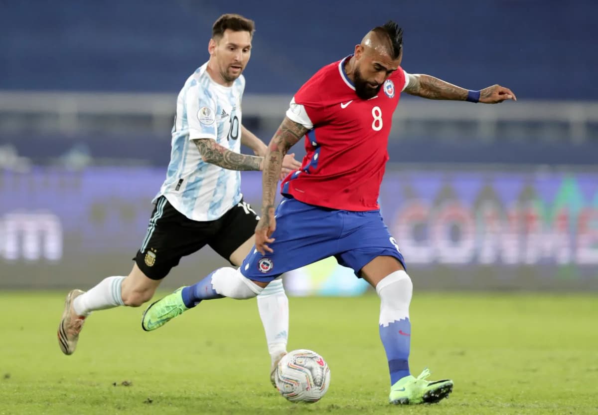 Fotografía de archivo del 14 de junio de 2021 en la que se observa a Lionel Messi, de Argentina, al disputar un balón con Arturo Vidal, de Chile, en un…