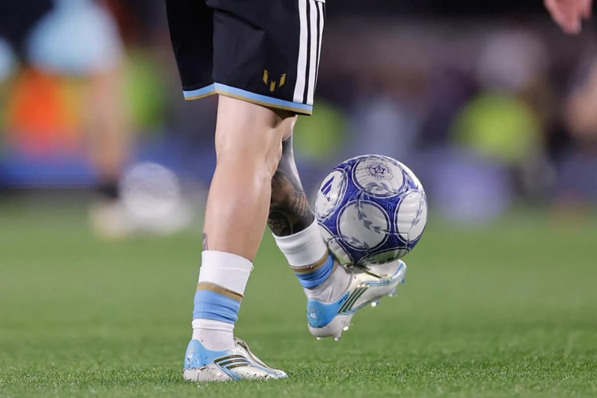 Lionel Messi de Argentina controla el balón previo a un partido amistoso internacional entre Argentina y Benín en el estadio Monumental, en Buenos Aires…