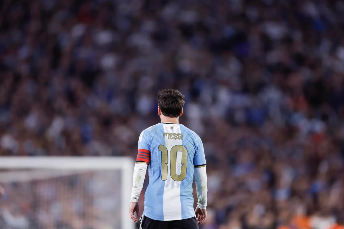 Lionel Messi de Argentina reacciona en un partido Amistoso Internacional entre Argentina y Benín en el estadio Monumental, en Buenos Aires (Argentina).