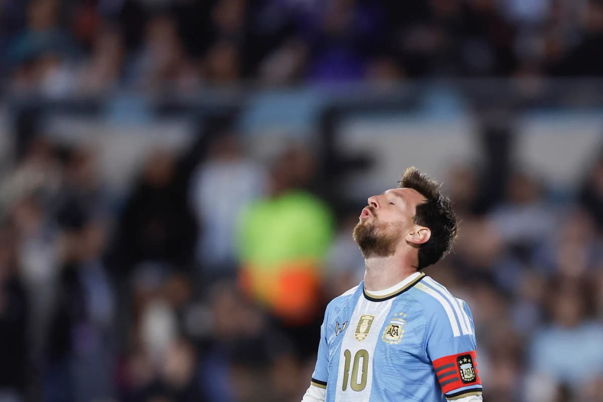 Lionel Messi de Argentina reacciona en un partido Amistoso Internacional entre Argentina y Benín.