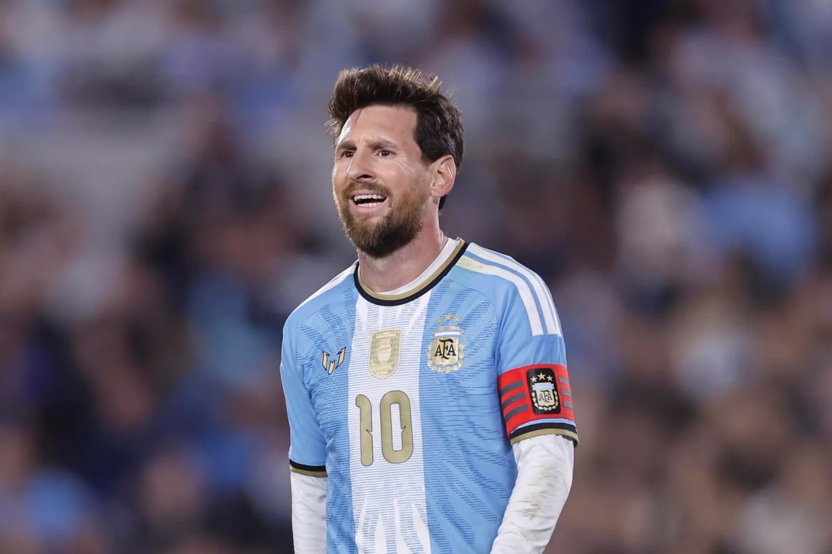Lionel Messi de Argentina reacciona en un partido Amistoso Internacional entre Argentina y Benín.