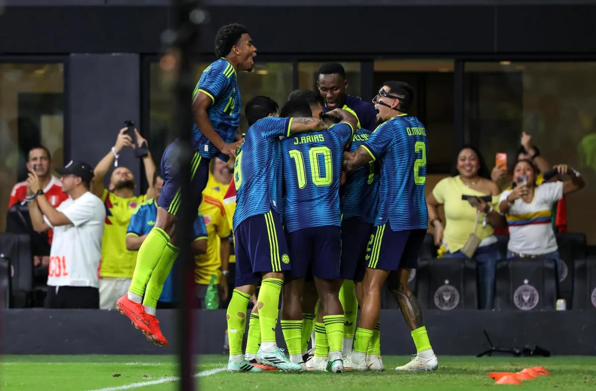 Colombia celebra un gol este martes durante el partido amistoso internacional ante Perú en el Nu Stadium, en Miami.