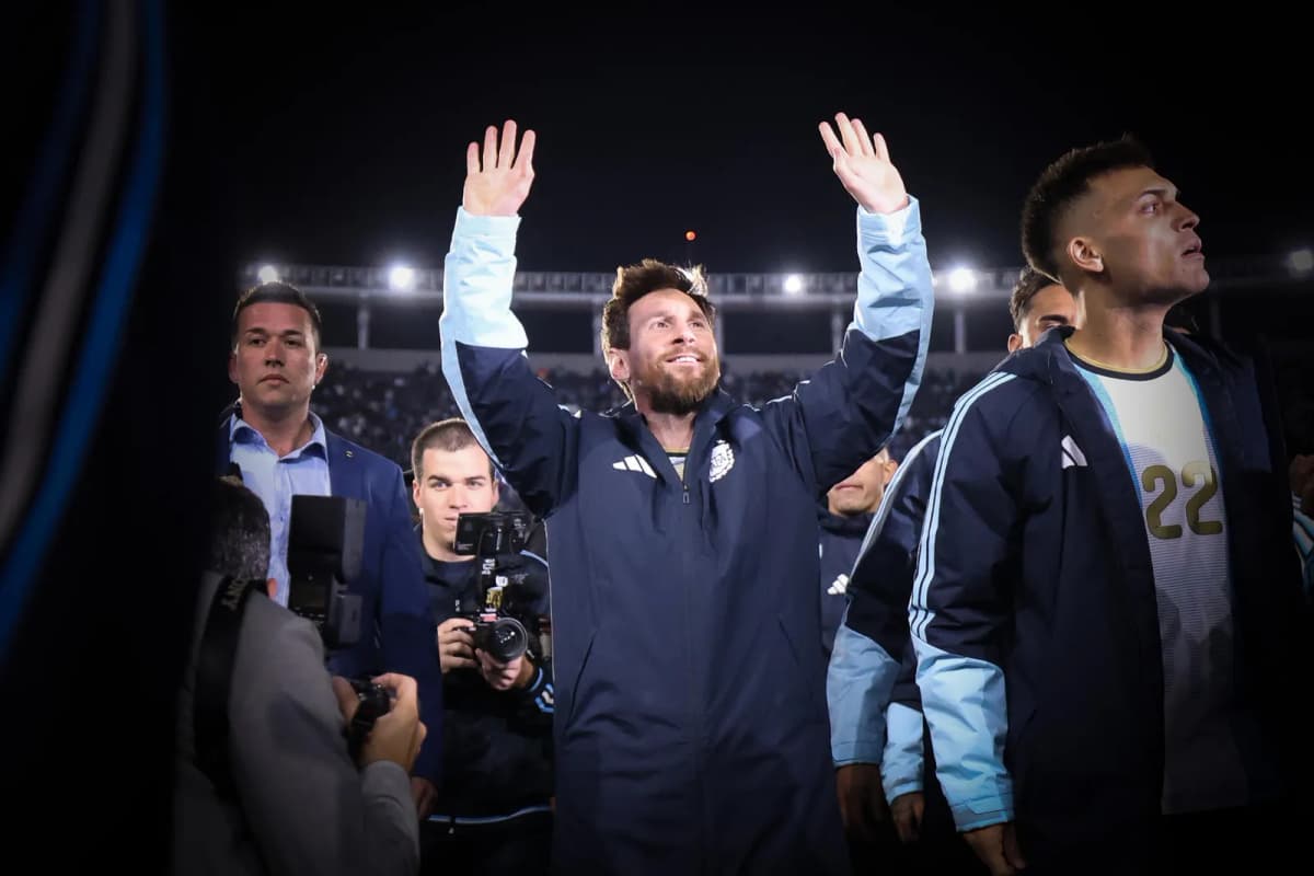 Lionel Messi de Argentina se despide de aficionados este martes, al final de un partido Amistoso Internacional ante Benín en el estadio Monumental, en Buenos…