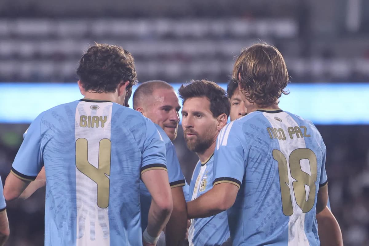 Lionel Messi de Argentina celebra su gol este martes, en un partido Amistoso Internacional entre Argentina y Benín en el estadio Monumental, en Buenos Aires…