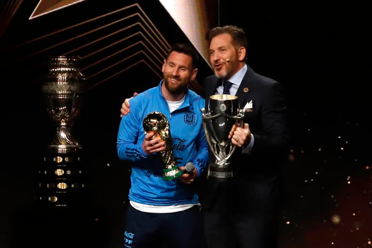 Lionel Messi (i) de Argentina posa junto al presidente de la Conmebol Alejandro Domínguez, en una imagen de archivo.