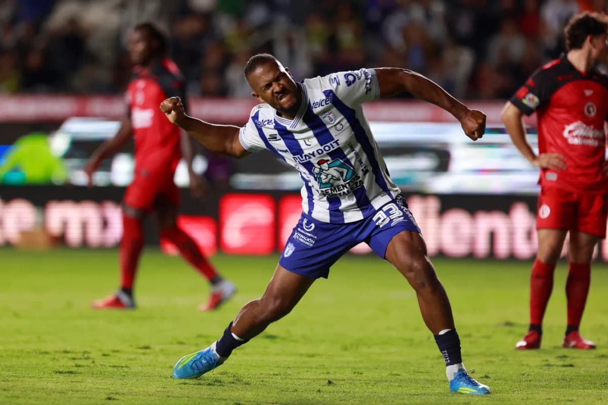 Fotografía del pasado 20 de septiembre, en la que puede verse al venezolano Salomón Rondón, durante un partido con su equipo actual, el Pachuca mexicano.