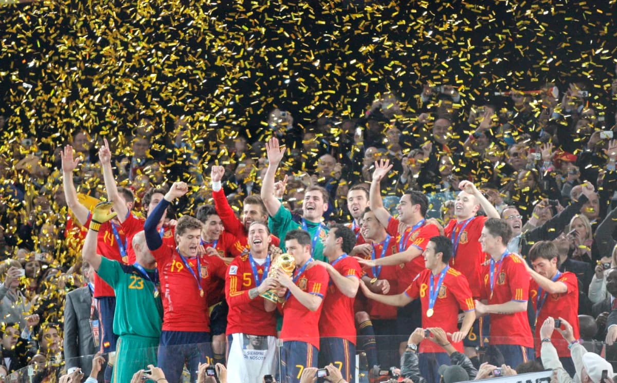 Fotografía de archivo del 27 de junio de 2010, en la que puede verse a la selección española de fútbol durante la celebración de la final España-Países Bajos…