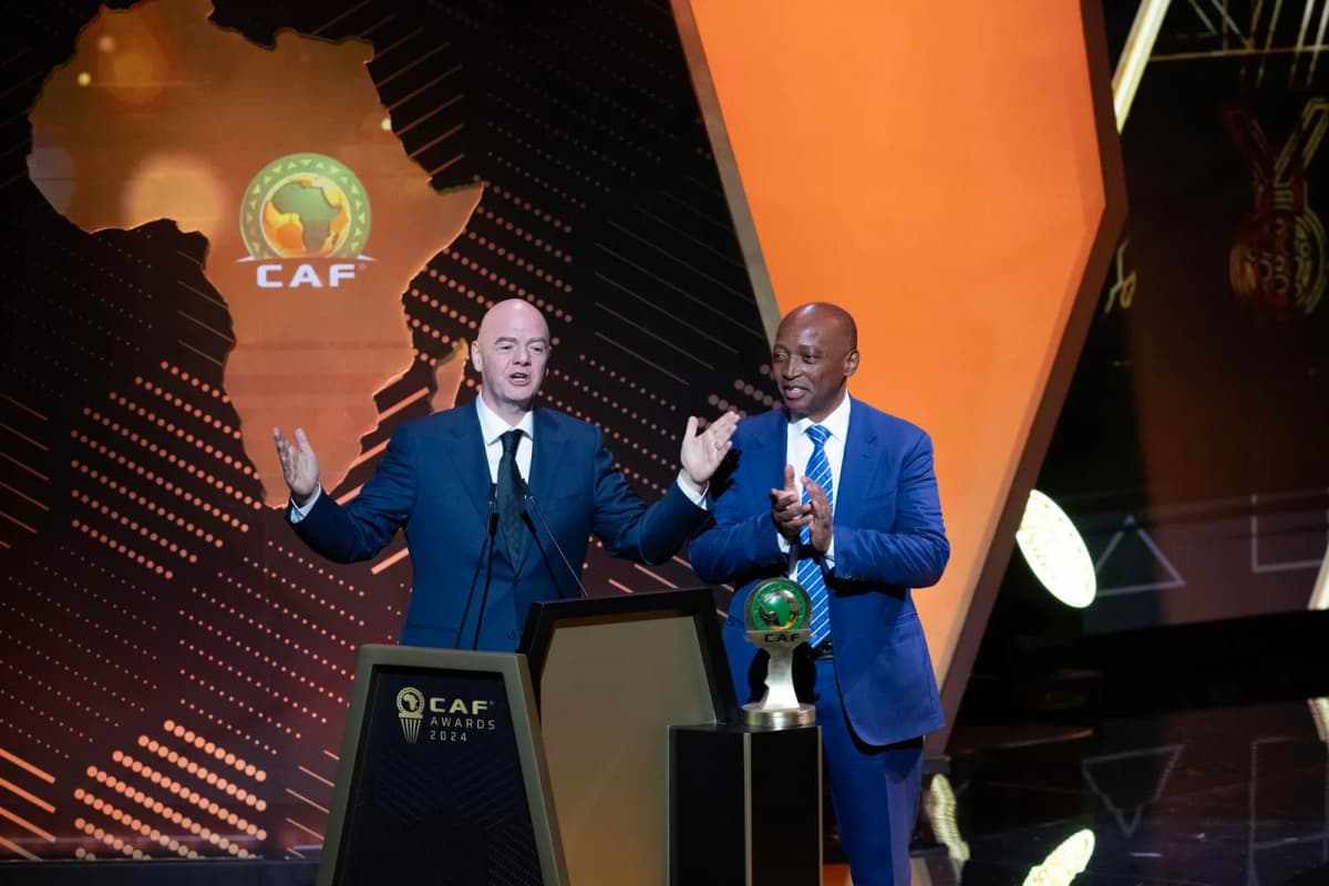 Foto de archivo del 16/12/2024, del presidente de la FIFA, Gianni Infantino (I), junto al presidente de la CAF, Patrice Motsepe.