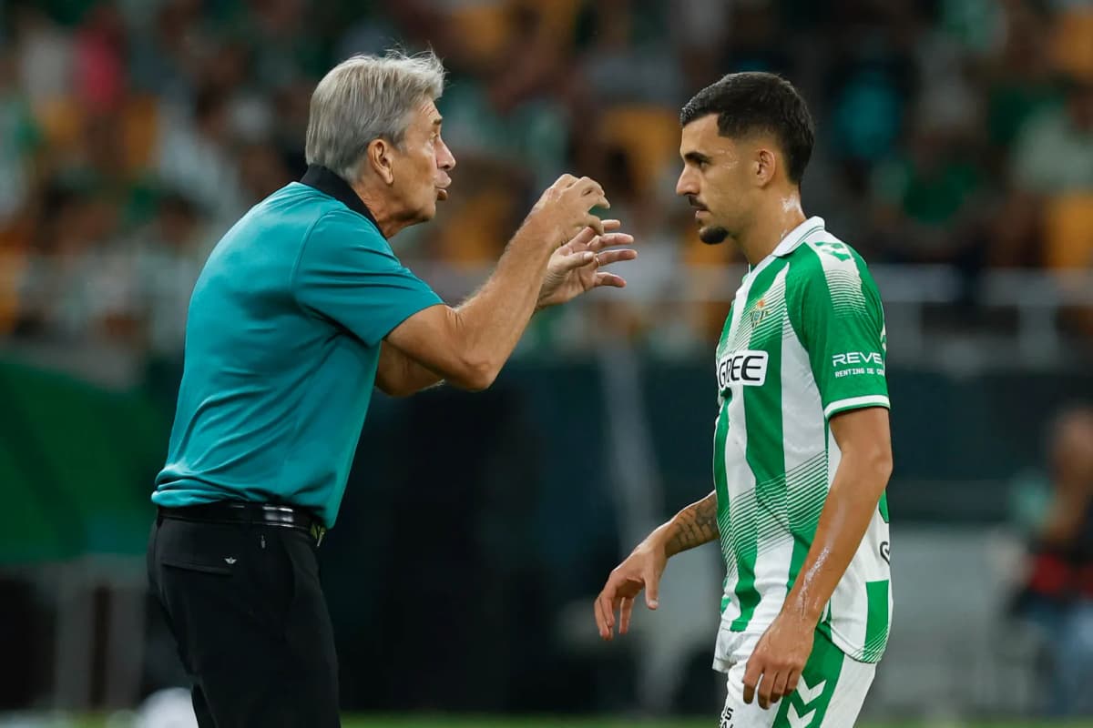 Fotografía del pasado 17 de septiembre, en la que puede verse al entrenador del Betis, Manuel Pellegrini (i), durante un partido.