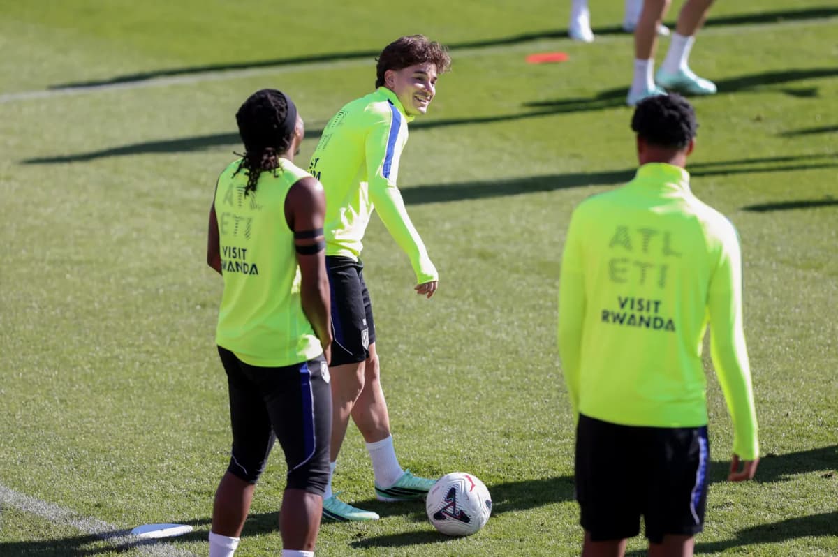Julián Álvarez, delantero argentino del Atlético de Madrid, durante una sesión de entrenamiento del equipo rojiblanco.