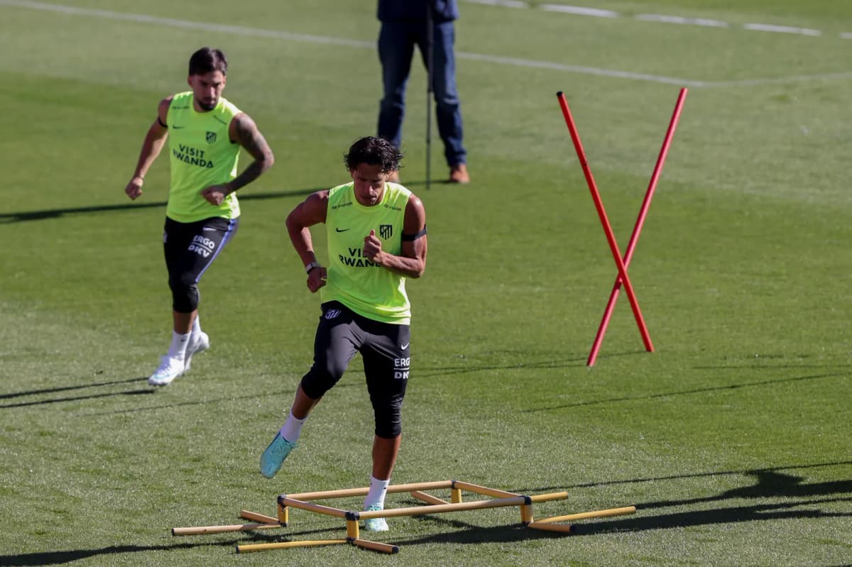 Giuliano Simeone y Álex Baena durante un entrenamiento del Atlético de Madrid antes del partido contra el Alavés.