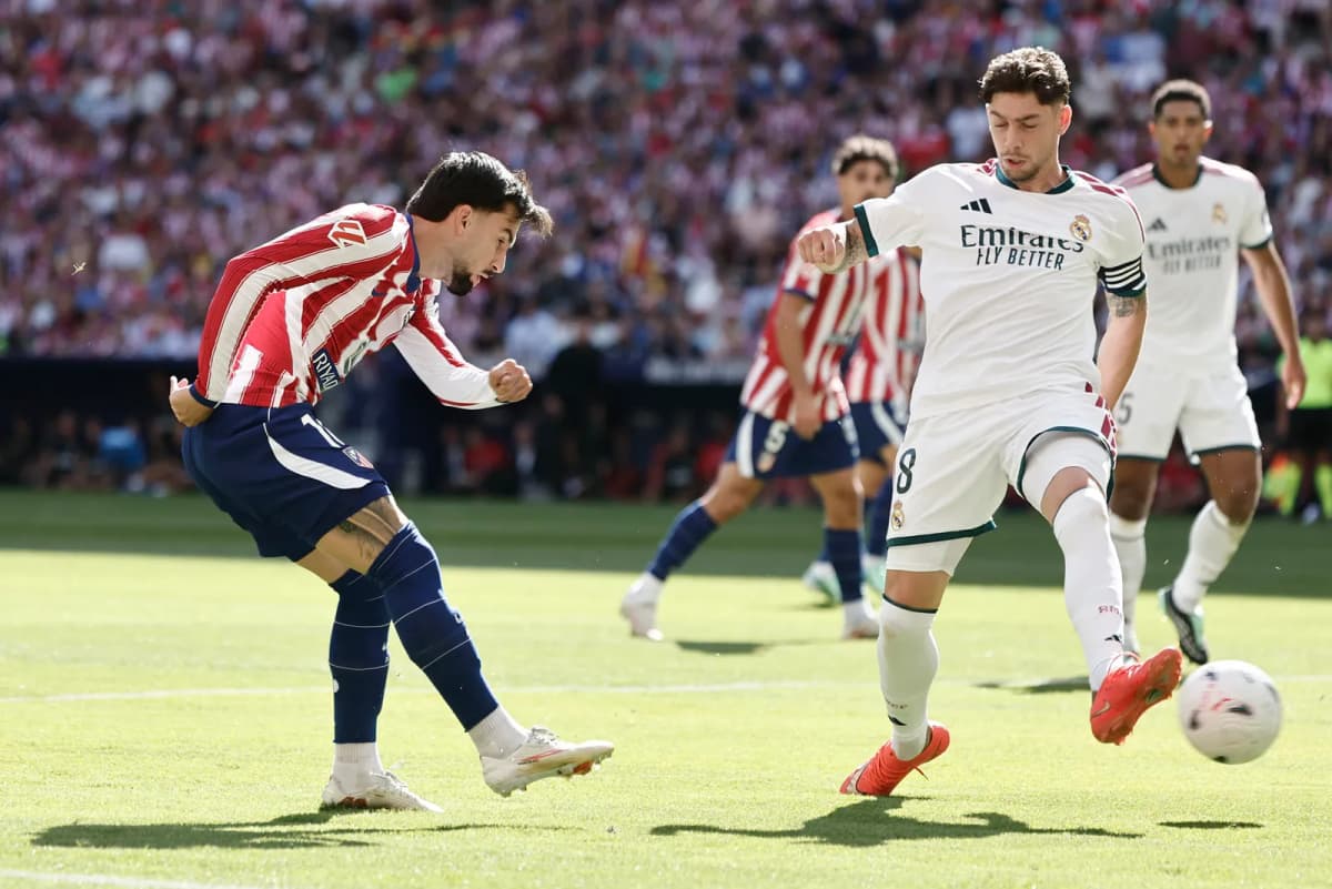 Valverde, en una foto de archivo del último derbi entre el Atlético y el Real Madrid.