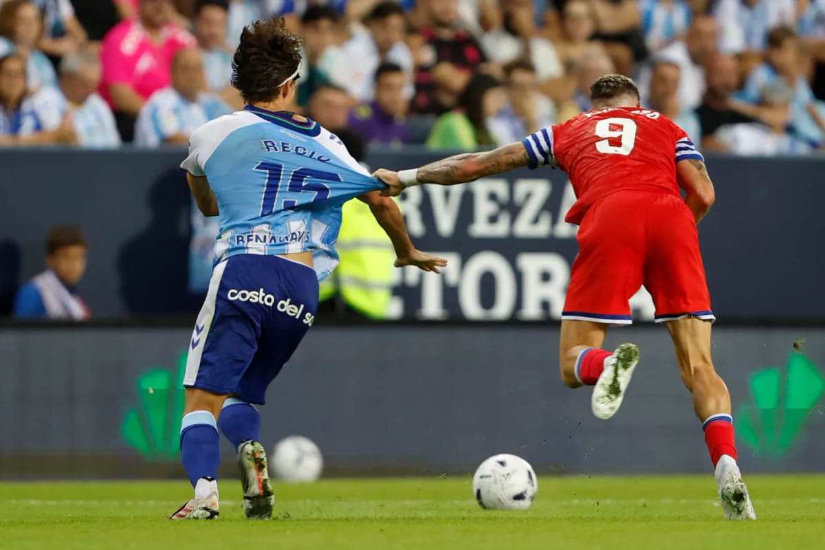 El delantero español Roberto Fernández recibe el cariño de la afición en su regreso a La Rosaleda durante el Málaga-Espanyol.