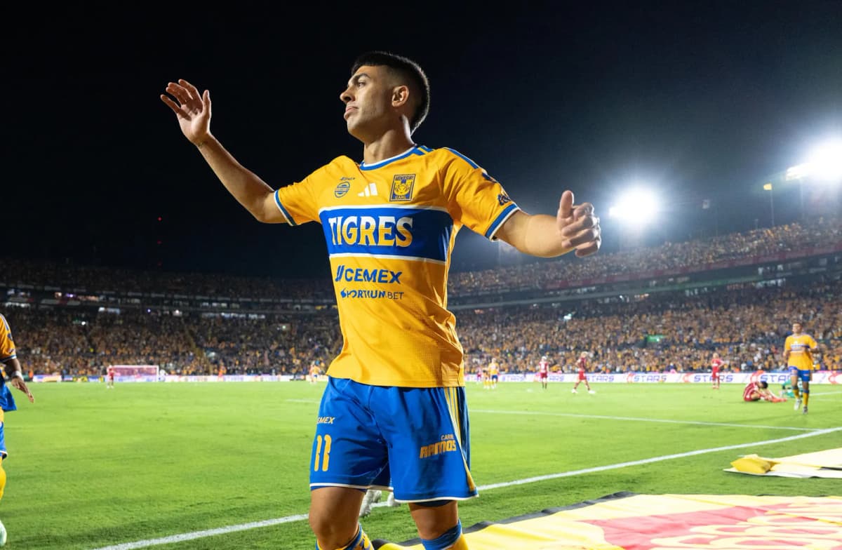 Juan Brunetta de Tigres celebra un gol este viernes, en un partido de la Liga MX entre Tigres y Toluca en el Estadio Universitario en San Nicolás de los Garza…